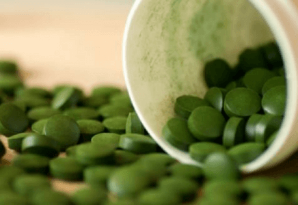 La spiruline riche en protéines pour nourrir les muscles. 